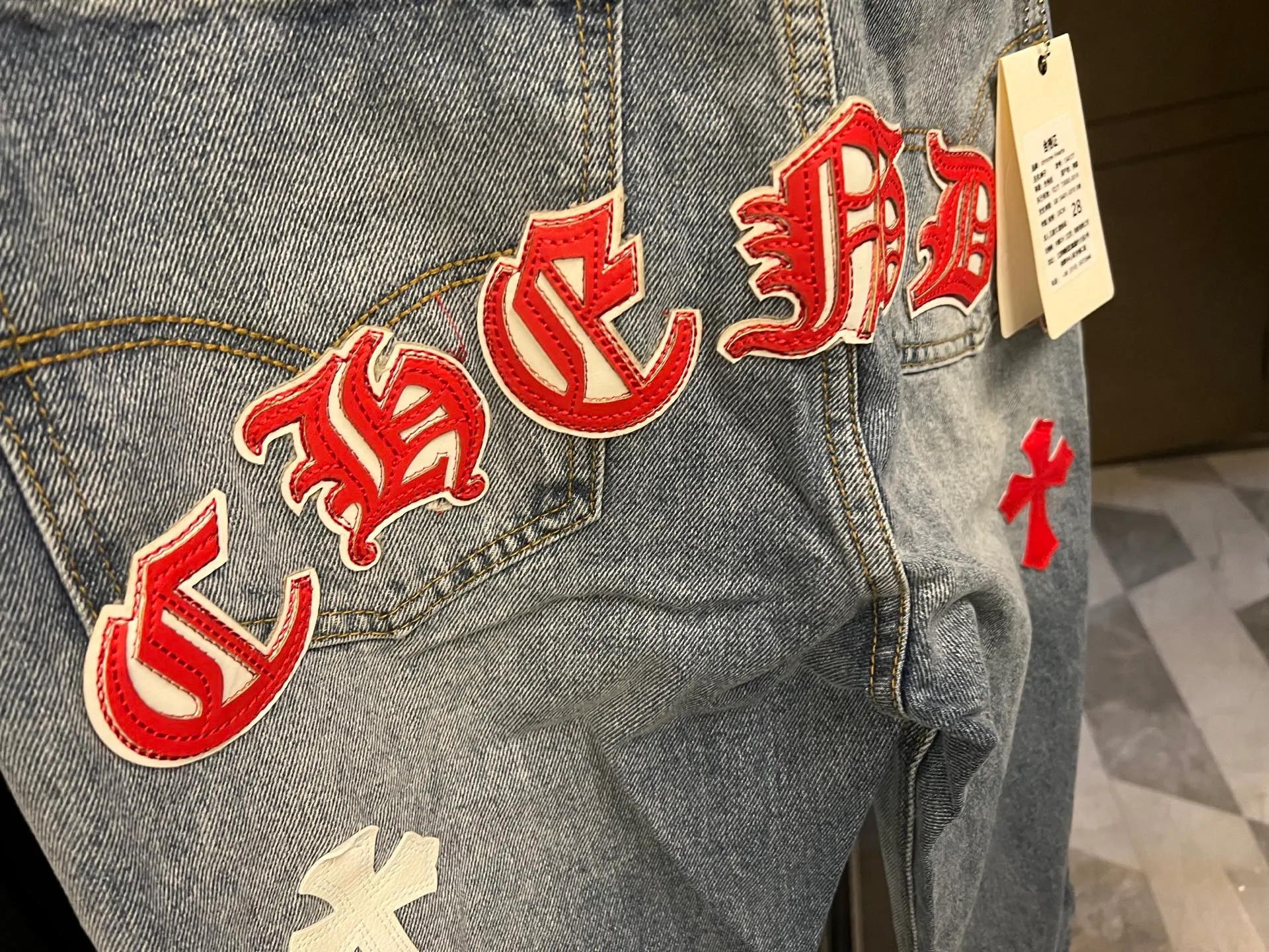 P260 [Next day] Chrome Hearts/Chrome Hearts 25FW CH Overseas Customized Limited Series Sanskrit Cross Patch Leather Jeans (Blue) Blue and Red Color Matching - Customized Limited Edition Trendy players, Chrome Hearts limited edition jeans are now available!  The unique color scheme is like the intertwining of vitality and romance of Hong Kong. The three-dimensional letters between the hips seem to tell the story of the city. The customized hardware, the three-dimensional and thick cross stamens, and the hand-cut leather washers make the details full of luxury.  Handcrafted and made of environmentally friendly materials, comfort and quality coexist. Owning it is not only an outfit, but also a status symbol. Globally limited edition, don’t miss it. Look for the exact version.  Size: 28 30 32 34 (corresponding to s-xl) Detailed size can be found in Figure 9